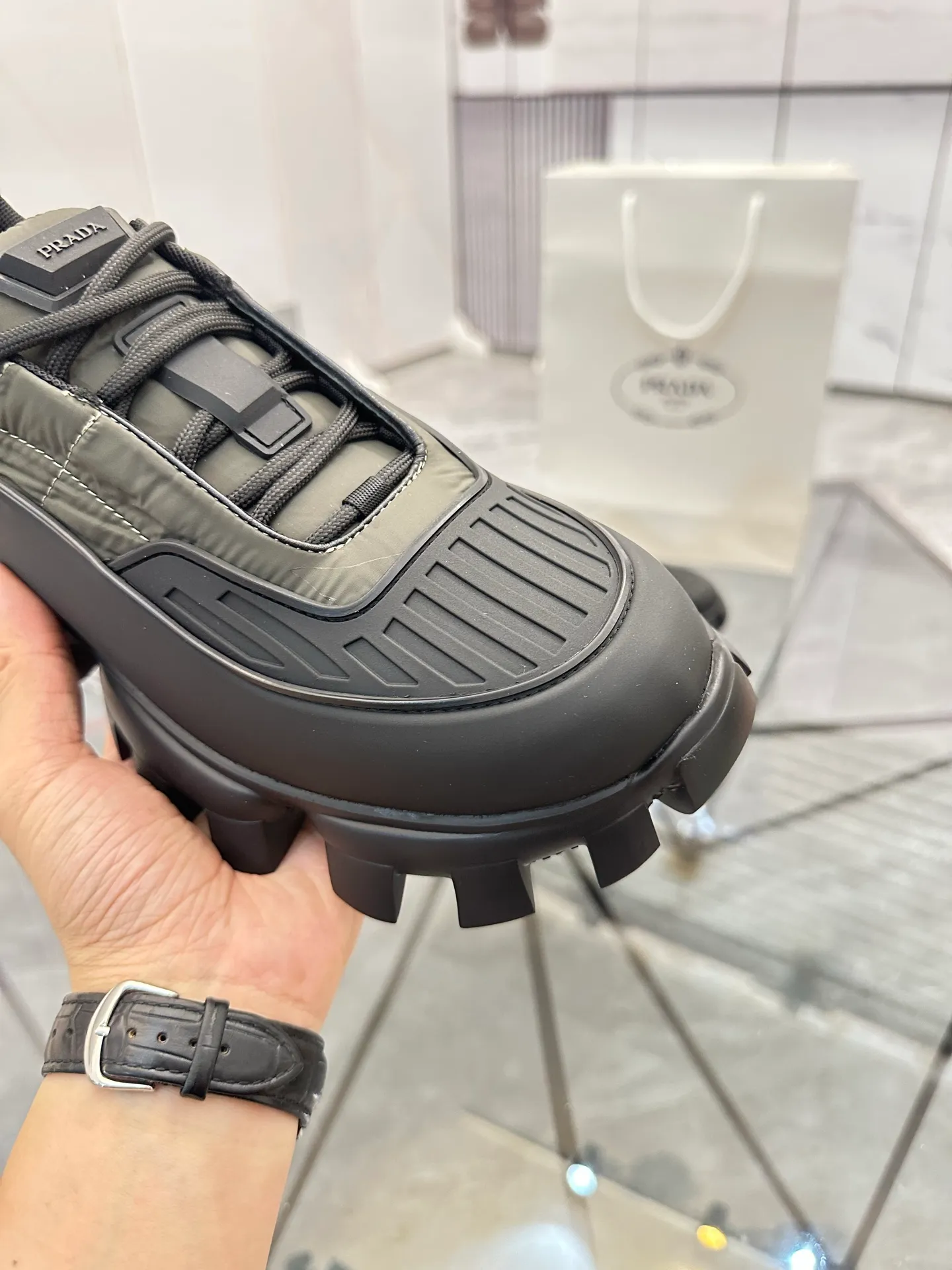 Men's shoes: 💰P520¥ High-end top quality Product trademark: Prada *"Prada*" low-top casual shoes Regular size: 38-45 (can be customized to 46) Product materials: imported breathable fly weave upper, professional glue-making process, breathable lining, cowhide foot pads, original ultra-light foam outsole. No.: 001